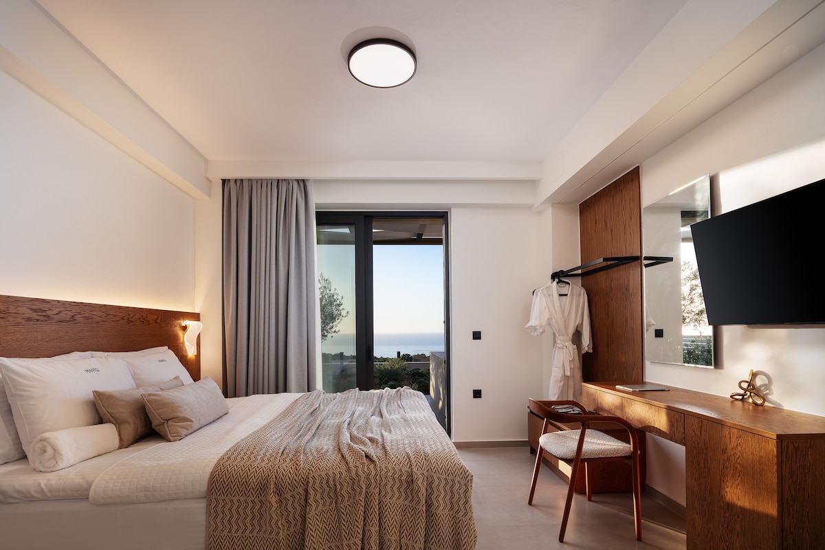 El dormitorio de la planta baja tiene acceso directo a la terraza de la piscina con vistas al mar.