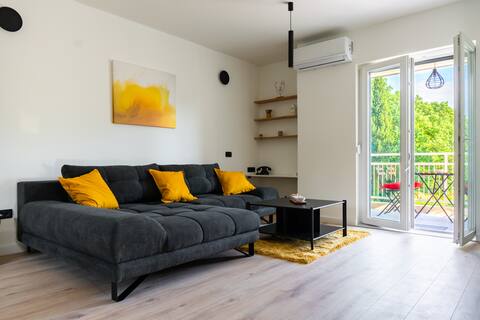 Popular Airbnb listing: Lumos Apartment - free private parking in Mjesni Odbor Kantrida