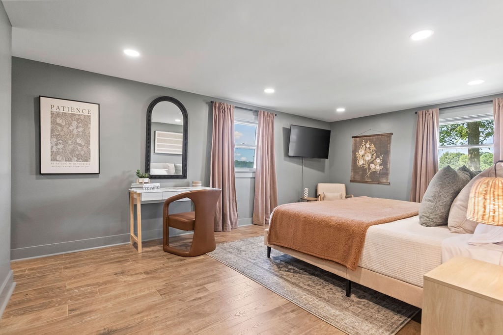 ห้องนอนชั้น 1 พร้อมเตียงคิงไซส์และห้องน้ำในตัว 