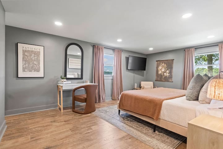 Dormitorio en el primer piso con una cama tamaño king y baño privado. 