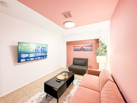 Top Airbnb: Sleek 1BR Northridge Flat | 3 Mins to University in Universal City