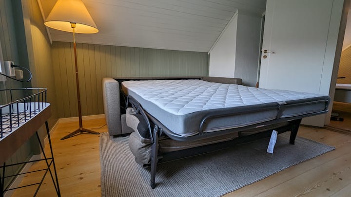 Kitanda cha sofa sentimita 140. Kitanda cha sofa cha starehe ambacho ni rahisi sana kutengeneza.