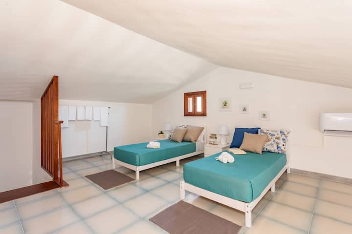 camas individuales en el ático