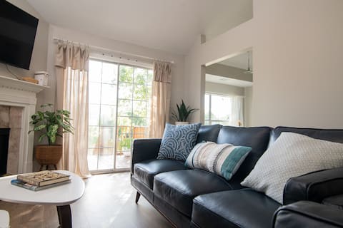 Top Airbnb: Savannah Lakefront Retreat: King Bed, Free Parking in Whitemarsh Island