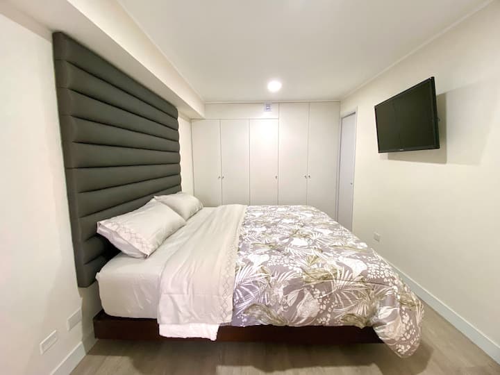 Chumba kikuu cha kulala chenye vifaa vya kutosha, kitanda aina ya King na bafu lililojengwa ndani.