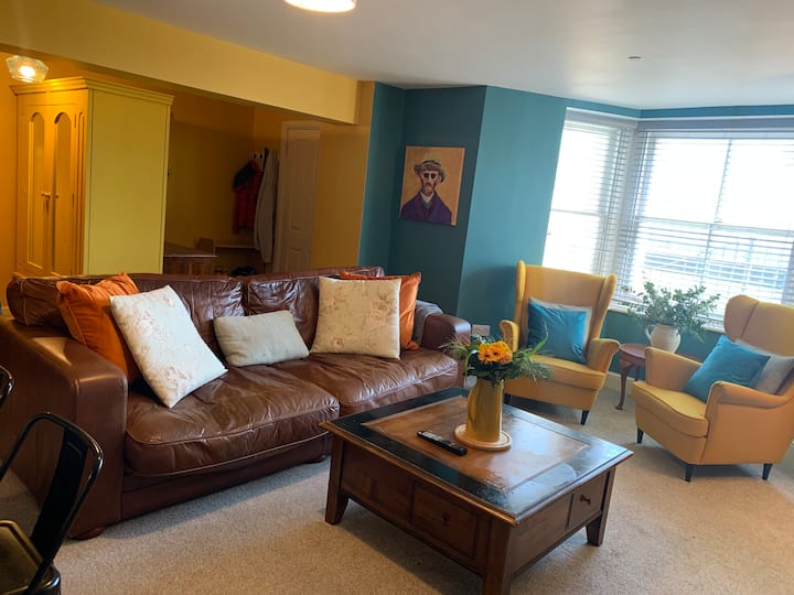 Vibrant  Beach Front Getaway - Folkestone