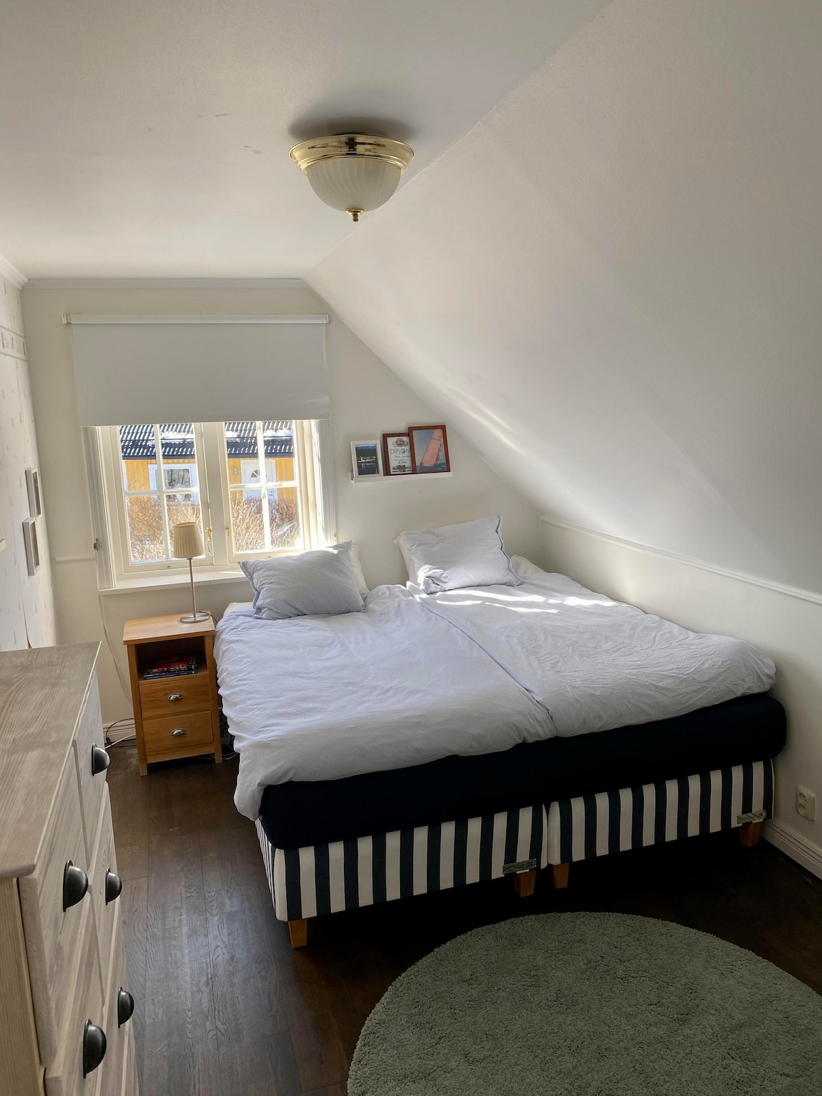 Спална соба со 2
кревета и 180 см широк 180 см