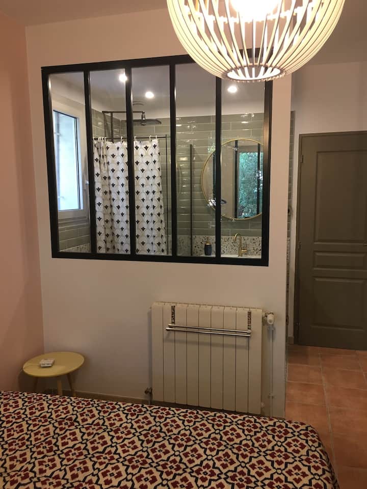 De slaapkamer en de badkamer. 