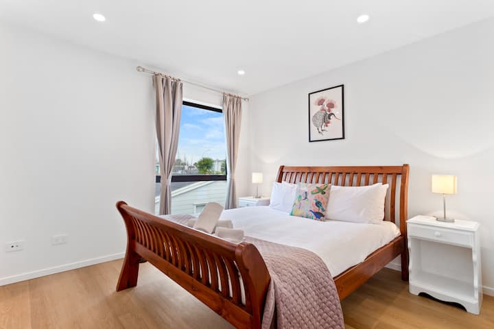 Dhoma e gjumit ka një banjë ngjitur dhe gardërobë të madhe.