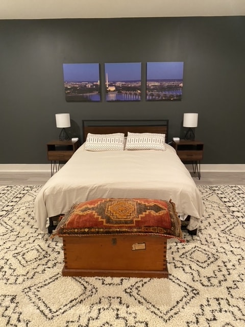 חדר שינה עם מיטת קווין סייז