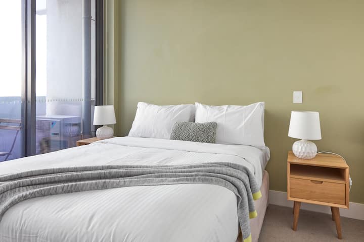 Glavna spavaća soba ispunjena svjetlom nudi bračni krevet i privatnu kupaonicu, savršenu za opuštanje u udobnosti i privatnosti.