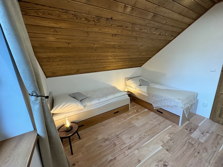Dormitorio: ¡Disfruta de detalles de madera serenos y una iluminación tranquila para noches de descanso!