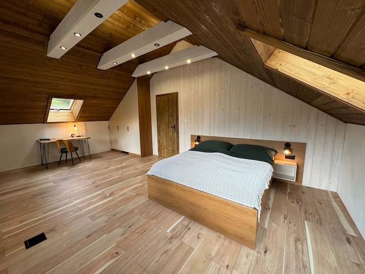 Retiro en el ático: ¡Disfruta de impresionantes vigas de madera y vistas serenas en este espacio bellamente diseñado!