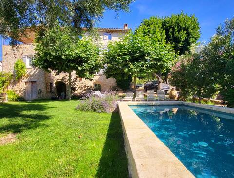 Provençal farmhouse in the heart of the village