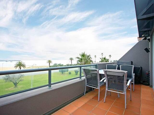 Beachfront Penthouse gallery image 5