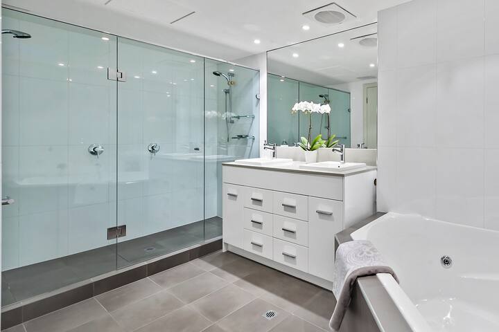 Beachfront Penthouse gallery image 3