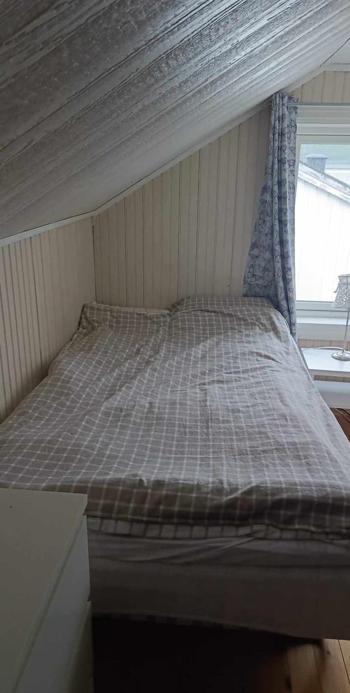 Vankúše, prikrývky a prikrývky sú úplne nové. Dobre sa vyspite, v tomto dome nesmú byť žiadne ploštice. ~