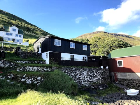 “Sjógylt” Historic beach house with spa in Vestmanna