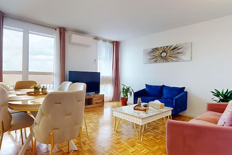 Cozy lakefront apartment near Paris