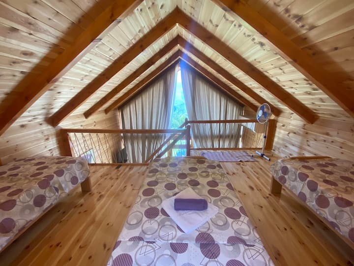 Výhľad z našej spálne na poschodí 