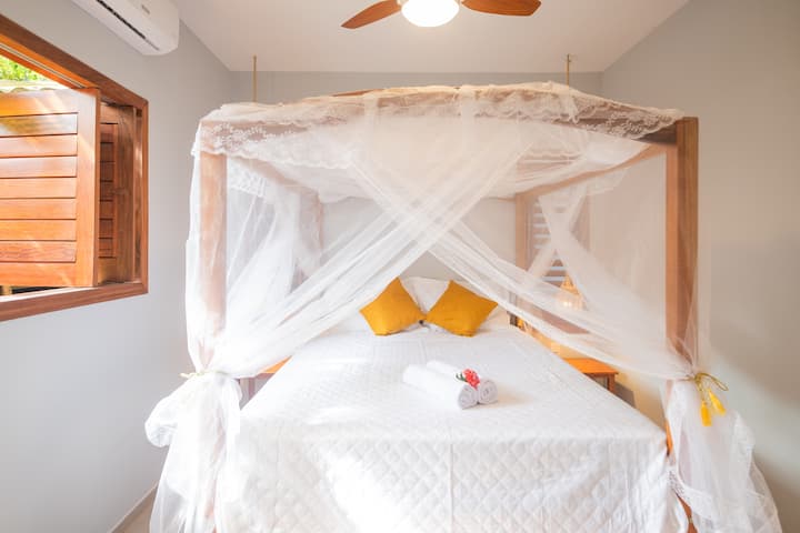 سرير مزدوج مع ناموسية