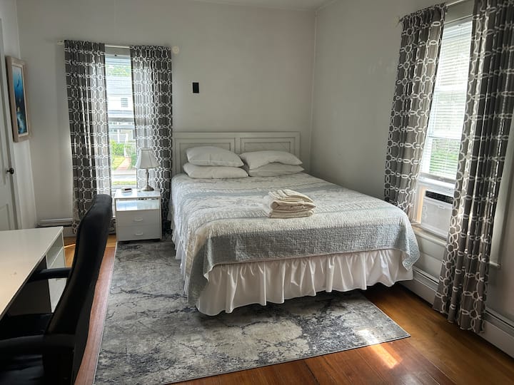 Cama tamaño queen en el segundo piso #1