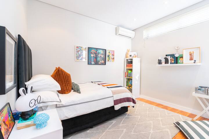 Luxurious family home gallery image 3