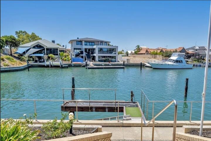 The Dolphin House gallery image 4