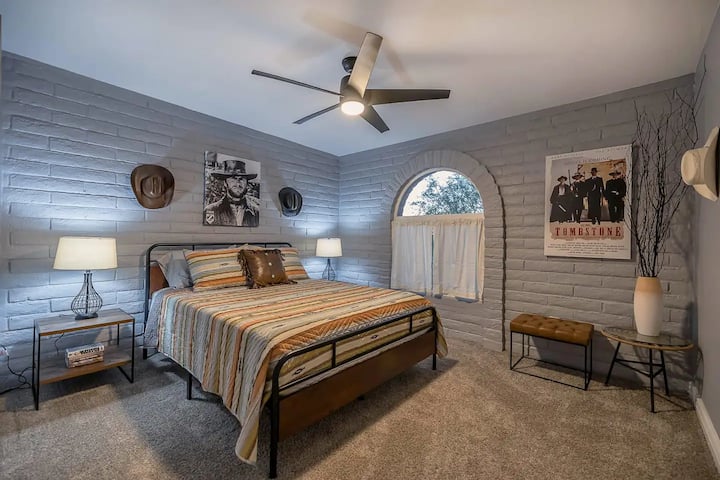 Კოვბოის ოთახი: საწოლი 152 × 203 სმ, ძველი დასავლური ფილმების ოდით, რომელიც გადაღებულია ტუსონის სტუდიოში 