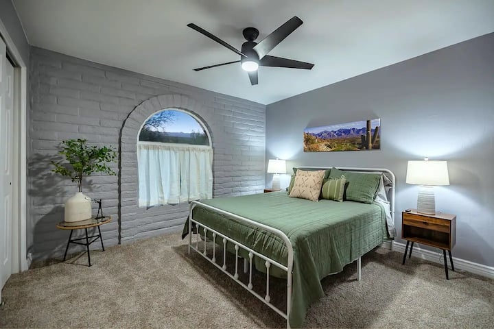 Გოლფის ოთახი: გოლფის დეკორით აღჭურვილი საწოლი ტუსონის საუკეთესო გოლფის მოედნებიდან