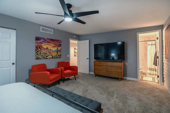 Სამხრეთ-დასავლეთის ოთახი: ძირითადი საძინებელი დიდი საწოლით, 65-დუიმიანი ტელევიზორით, შეზლონგის სკამებითა და ლუქს-კლასის სააბაზანოთი