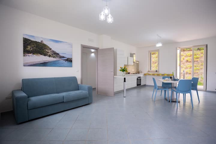 V našom obývacom priestore nájdete všetko, čo potrebujete, aby ste sa cítili ako doma!
Veľká plne vybavená kuchyňa so všetkým riadom a pohodlnou rozkladacou pohovkou vedľa televízora a klimatizácie. 