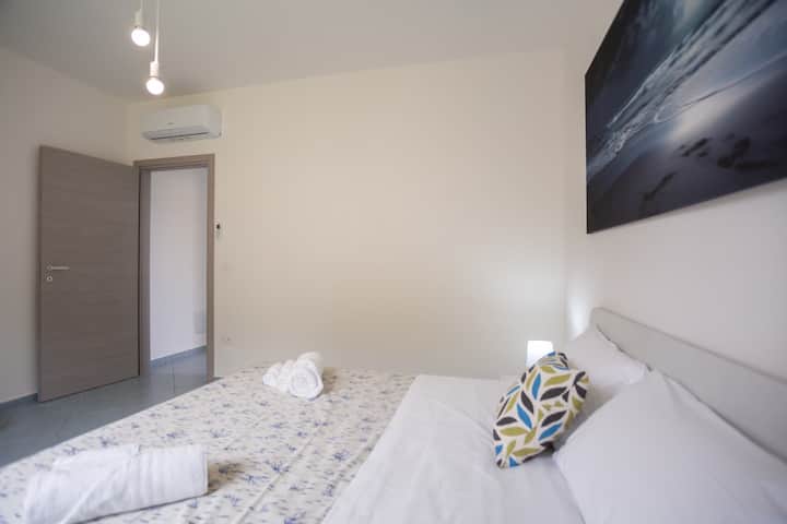 Izba hraničí s kúpeľňou, čím sa zabezpečuje pohodlie a pohodlie pre vašich hostí.