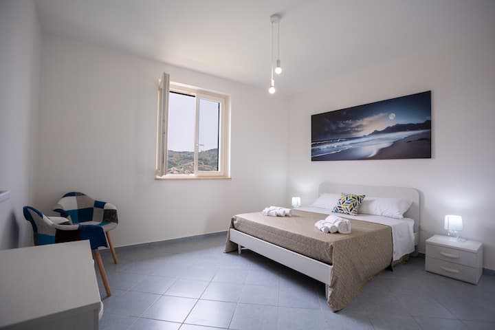 dostatok priestoru s výhľadom do dvora, priestranná šatníková skriňa a klimatizácia pre maximálne pohodlie. Každý hosť dostane súpravu 3 uterákov.