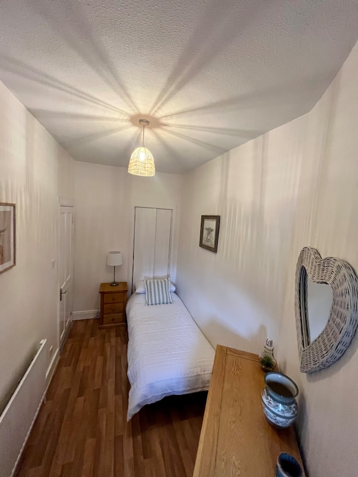 O quarto 2 tem uma cama de solteiro e sofá-cama.