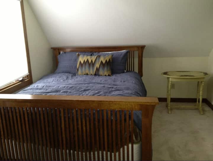 ห้องนอนด้านหน้าชั้นบน