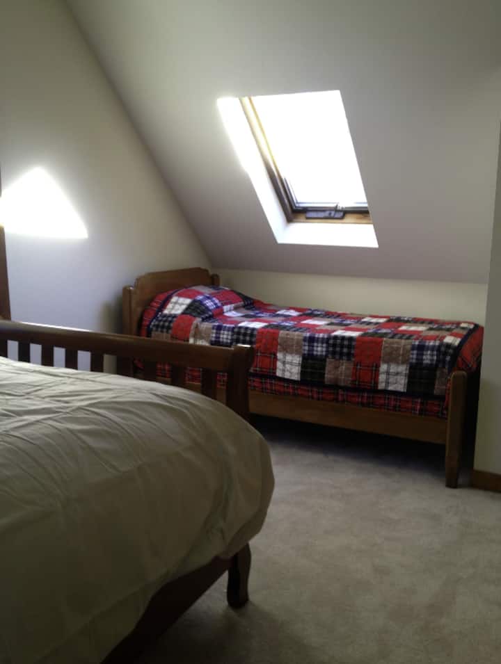 ห้องนอนชั้นบนด้านหลัง (มีเตียงควีนไซส์และเตียงแฝด)