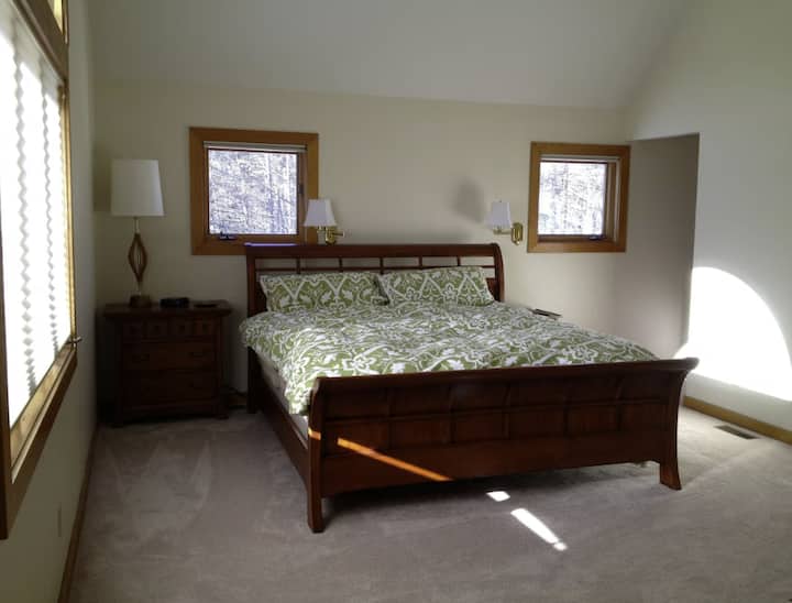 ห้องนอนใหญ่ (มีห้องน้ำในตัว!)