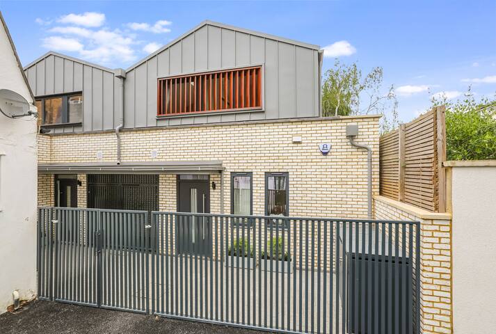 Elegant & Stylish Brand New 3 Bed Retreat gallery image 4