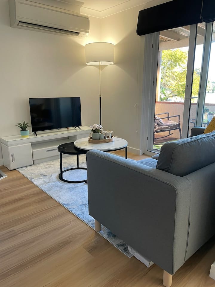 Riverfront Apartment Overlooking Mccallum Park - Victoria Park
