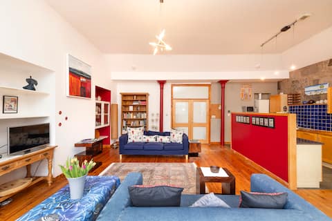 Top performing Airbnb: Spacious Central Apt with Terrace in Edinburgh in New Town