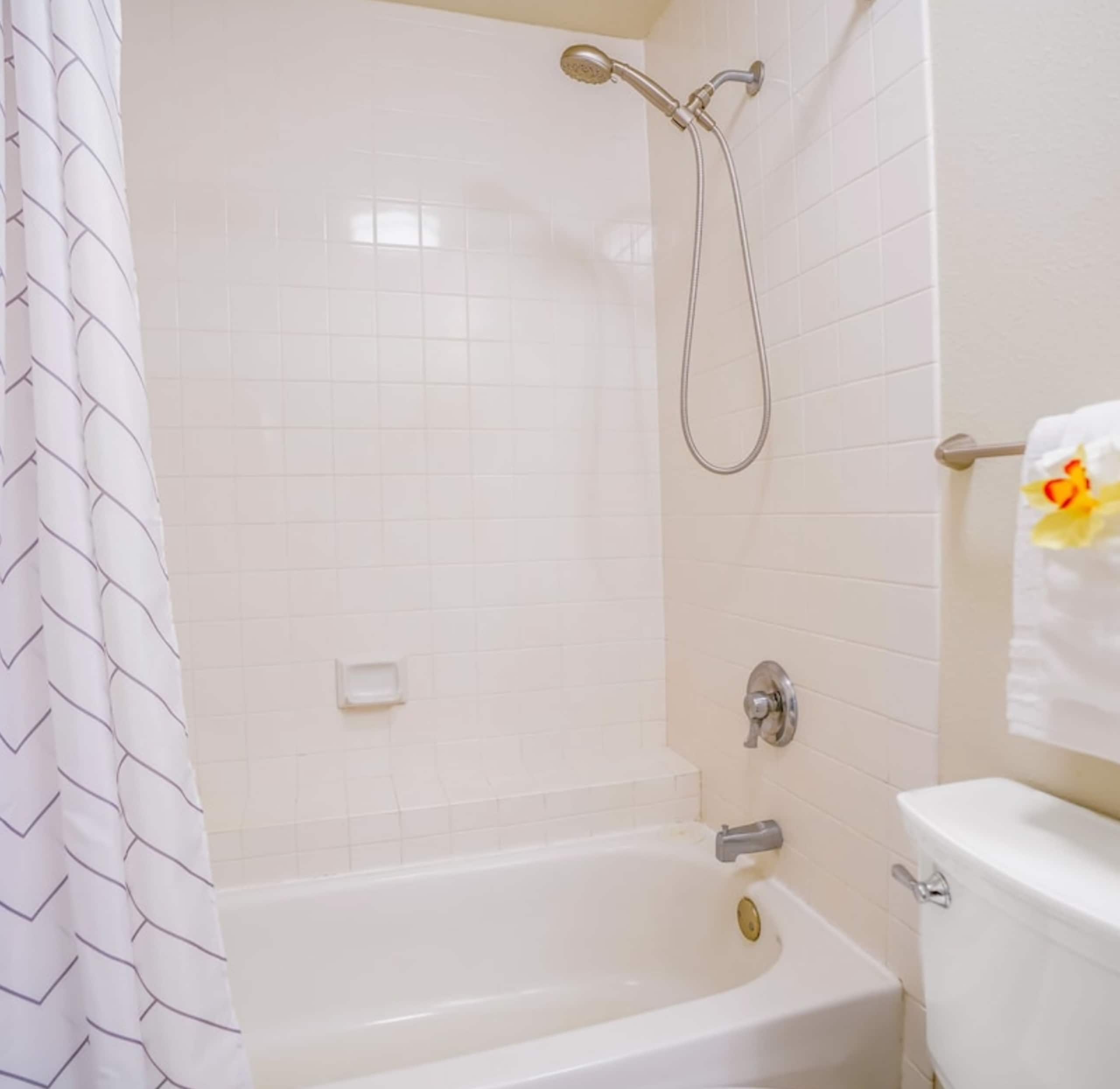 Lovely Corner Gem W/ Private Balcony, Fast WiFi - Image 15