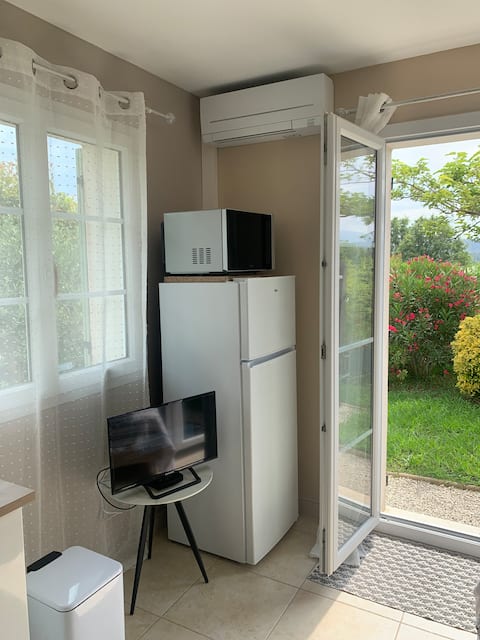 Top performing Airbnb: Beautiful setting, greenery, private garden, free parking in Cagnes Sur Mer