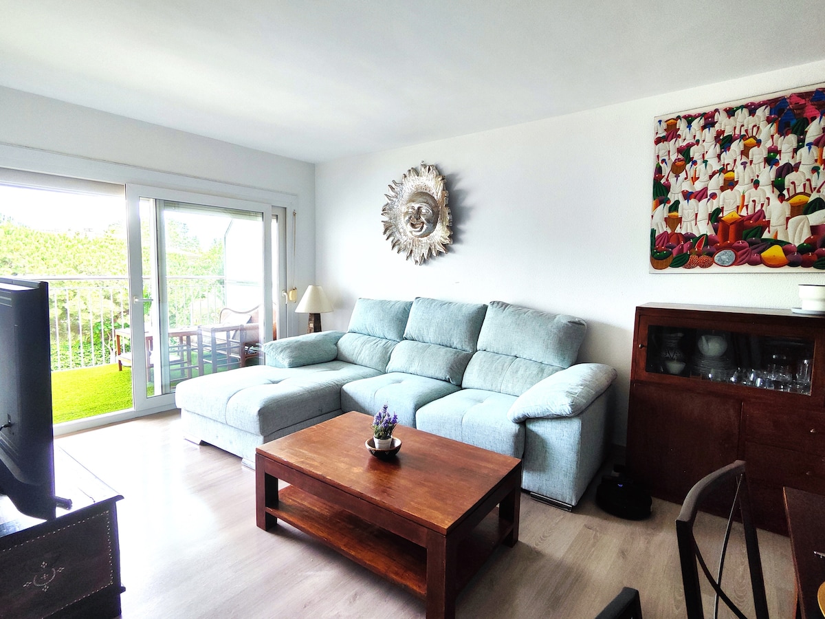 Ფართო მისაღები ოთახი გასაშლელი დივნით,, გვერდითი მაგიდით, 55 "-იანი ტელევიზორით Orange TV აპით, Netflix-ით,Amazon Prime-ით და ა.შ., სასადილო მაგიდა 6 ადამიანისთვის, რომელიც გათვლილია 8-ზე, Wi-Fi, 12 მ2 ტერასაზე გასასვლელი ხელოვნური ბალახით და დიდი გაშლილი მაგიდით და გამაგრილებელი ადგილით