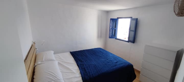 Hlavná spálňa s výhľadom na more má 1,35 cm manželskú posteľ so svetlom na čítanie, pohodlnú a veľkú šatníkovú plochu na zavesenie oblečenia. 