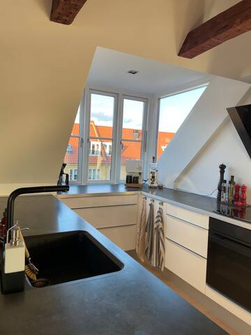 Charming penthouse close to metro gallery image 4