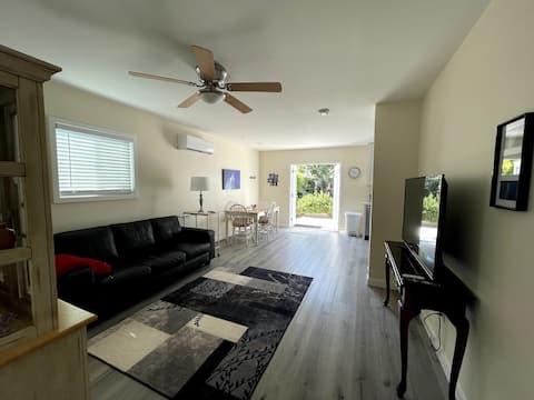 Popular Airbnb listing: Beach Cottage Guesthouse in Costa Mesa