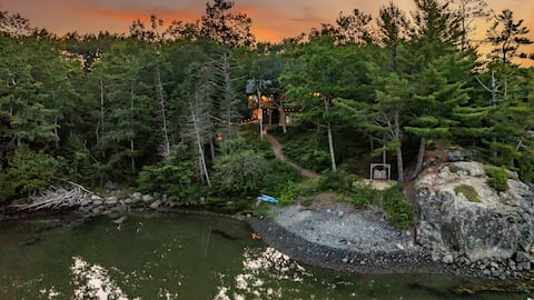 Secluded Oceanfront Retreat: Hot tub Games Firepit