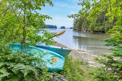 Oceanfront Retreat: View, Hot tub, Games, Fire pit
