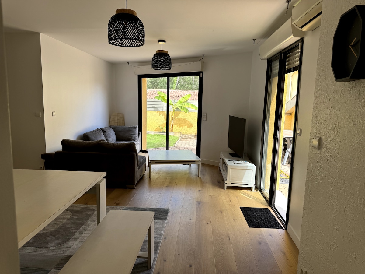 Airbnb performant: Charming 2-bedroom beach apartment, overlooking the pine trees à Seignosse